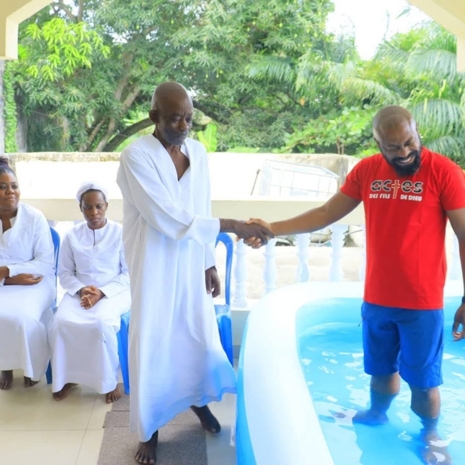 Serge Hapita accompagnant un homme lors d'un baptême
