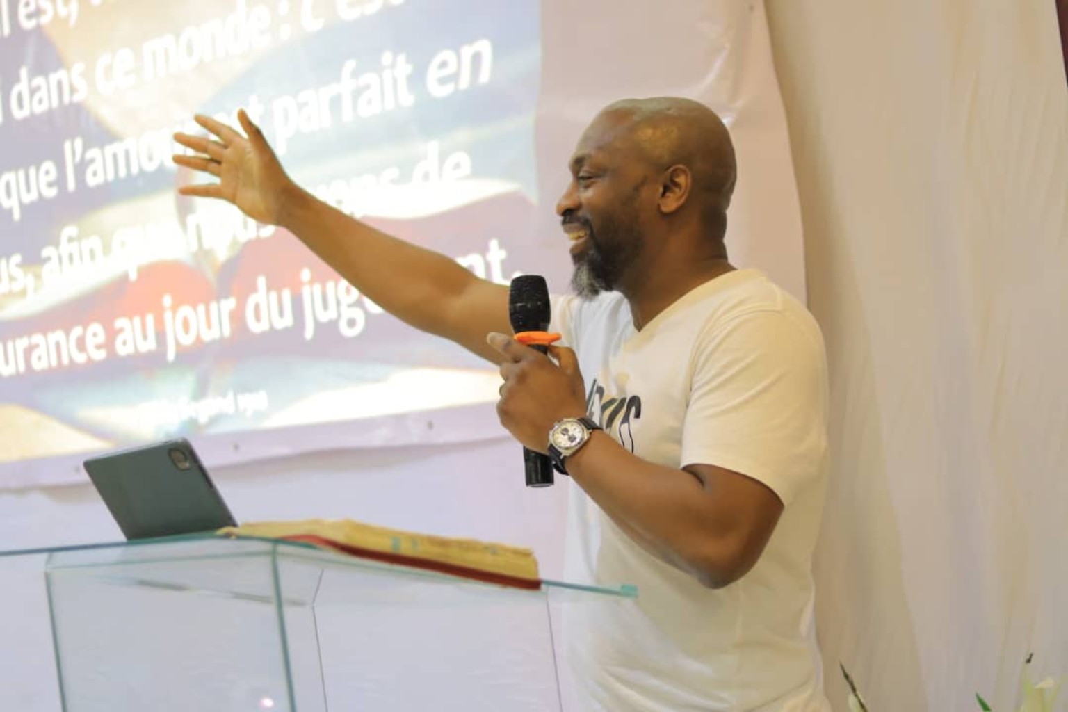 Serge Hapita proclamant la Parole avec un microphone